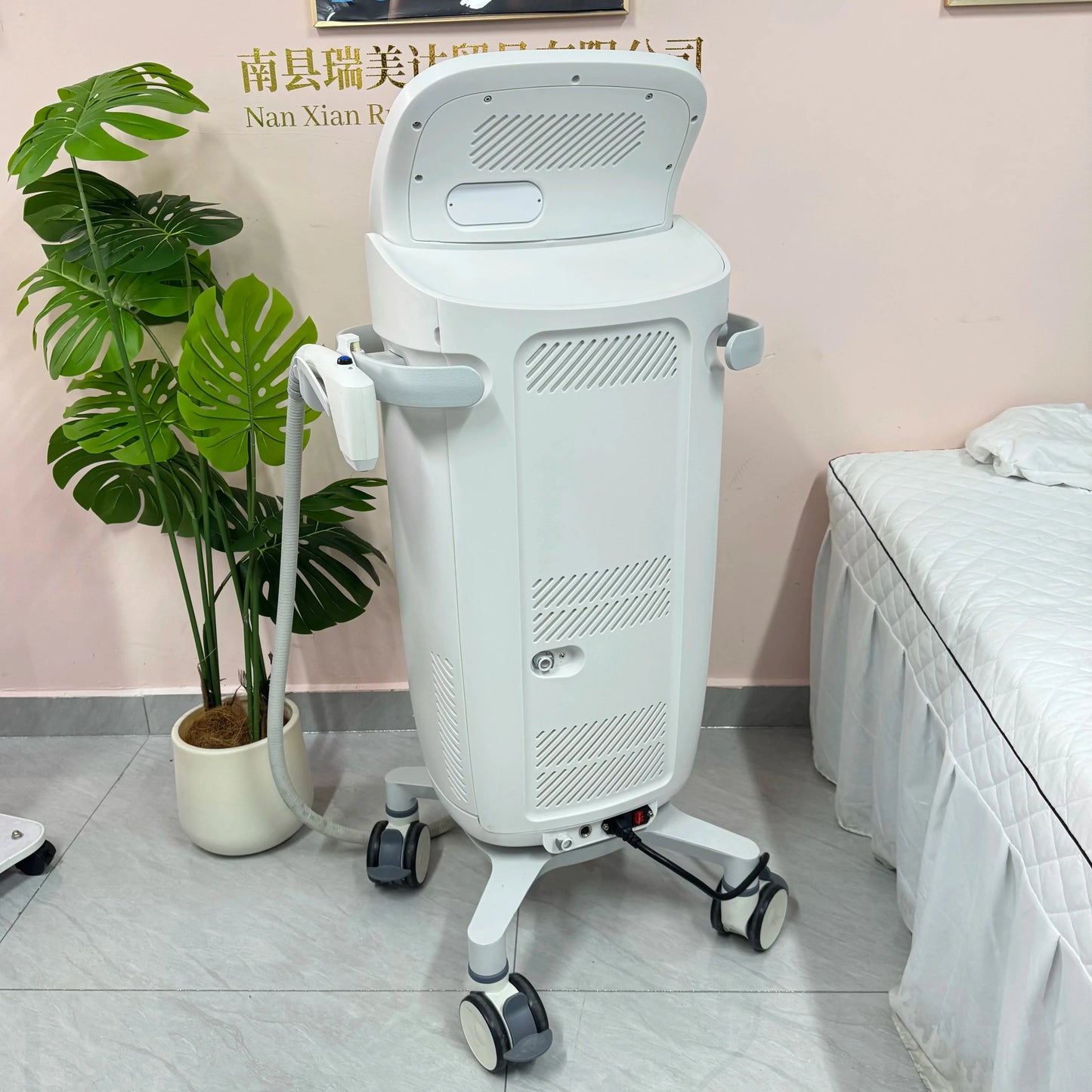 Ultrasonic Skin Tightening and Lifting Device Anti Aging Facial Machine for Neck Eye Area Sagging Skin Suitable for Spa